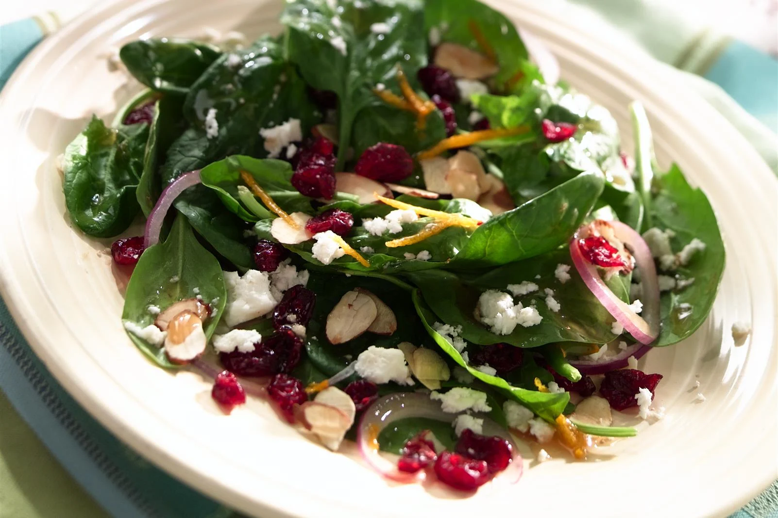 Ensalada de espinaca y Craisins® cranberries deshidratados original de Ocean Spray®